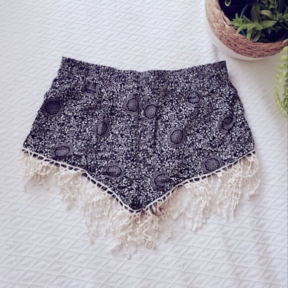 RESORT-BREEZE EVER- Black + White Paisley Boho Resortwear Shorts Macrame Trim- S - Picture 8 of 11